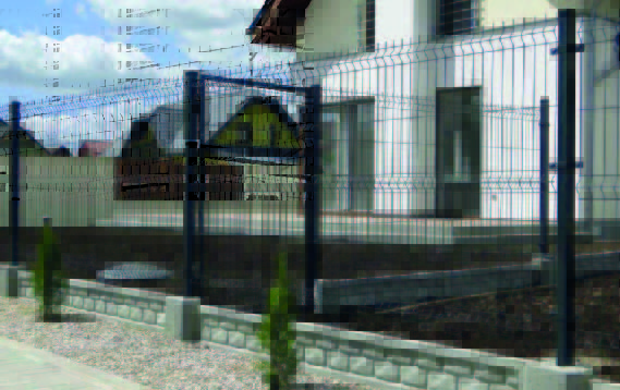 3D hatású, modern táblás kerítés, amely térbeli mintázatával kiemelkedik a zöldellő kertben