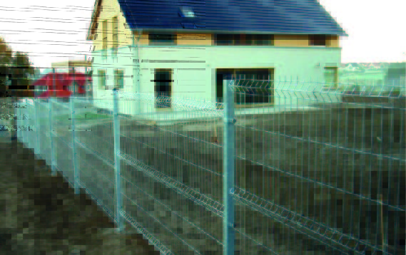 Galvanizált acélból készült táblás kerítés 3D domborított mintázattal, az ipari stílus jegyében