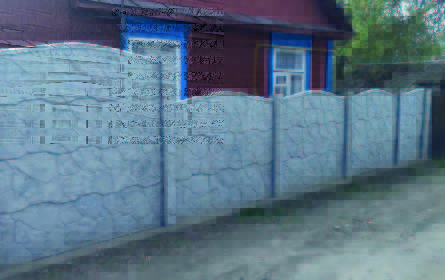 Széles és alacsony betonkerítés kerti területen