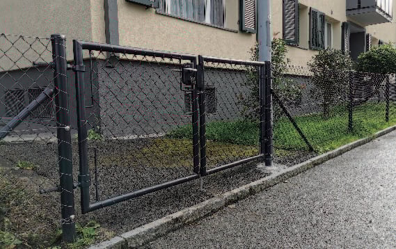 Új drótkerítés hosszabb szakasza zöld területen