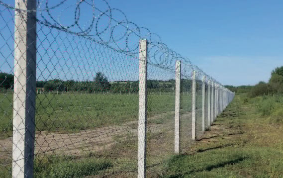 Drótkerítés rögzítése a beton alapzathoz
