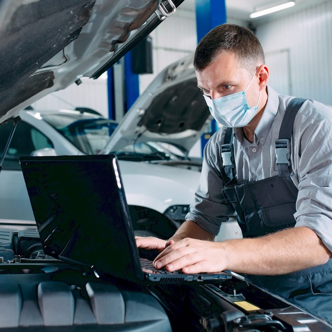 Egy autószerelő autó tuning közben Debrecenben