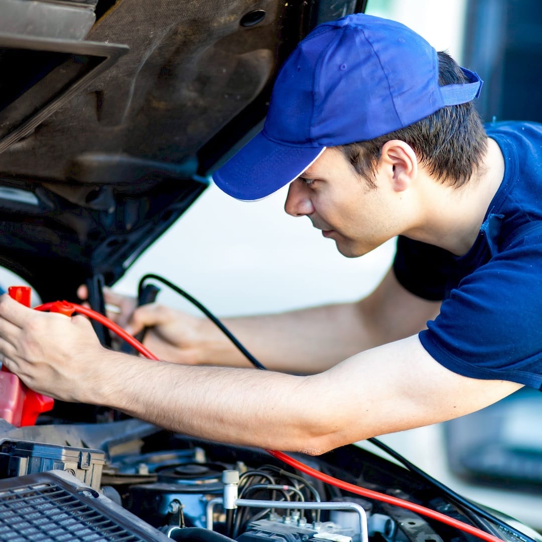 Egy autóvillamossági szerelő auto elektronikai szerviz közben Pilisen