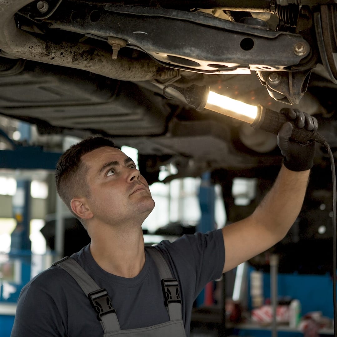 Egy autószerelő vw sharan váltó felújítás közben Debrecenben