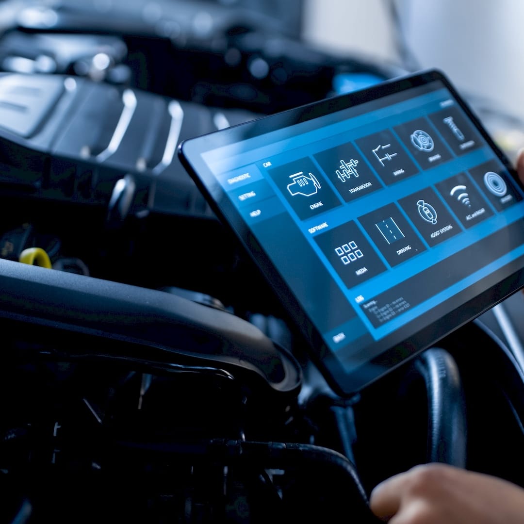 Egy autószerelő motordiagnosztika közben Zalakarosen