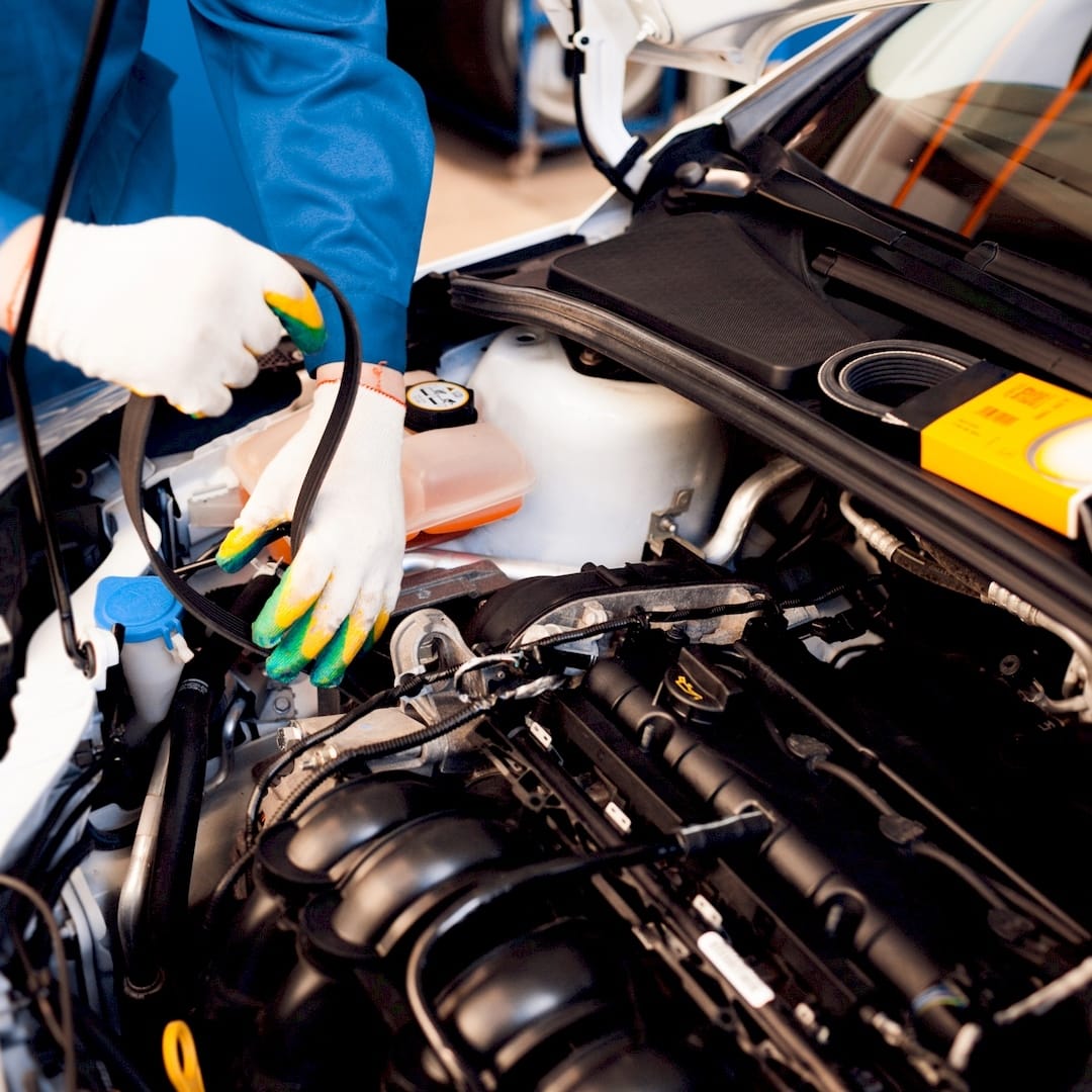 Egy autószerelő motorfelújítás közben Pusztaszabolcsen