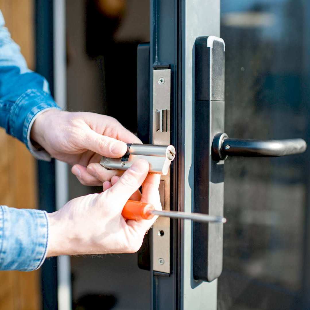 Egy ajtószerelő ajtó felújítás közben Őrbottyánen