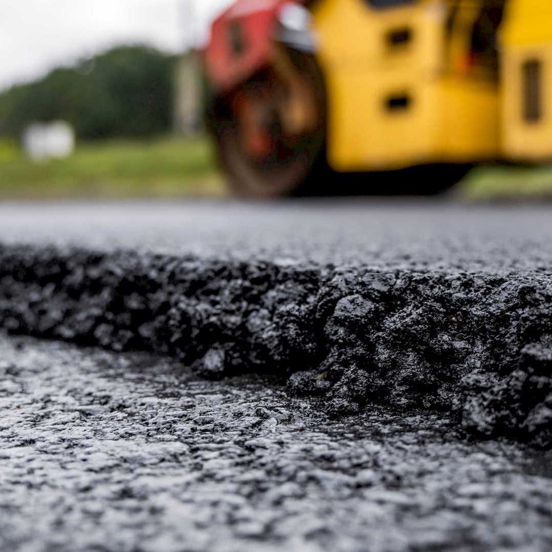 Egy útépítő aszfaltozás közben Bükön