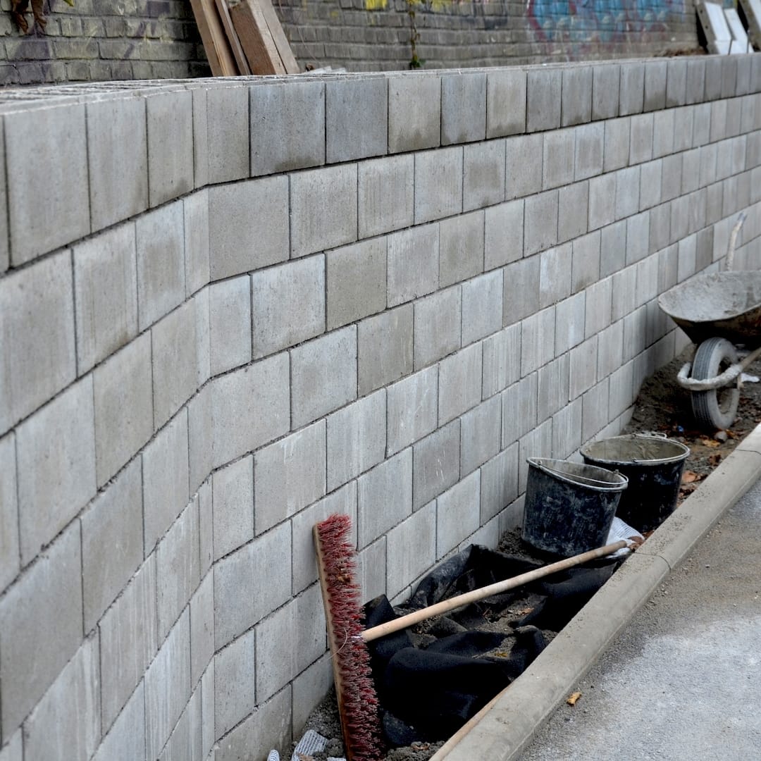 Egy beton kerítésepítő beton kerítés építés közben Kisköreen