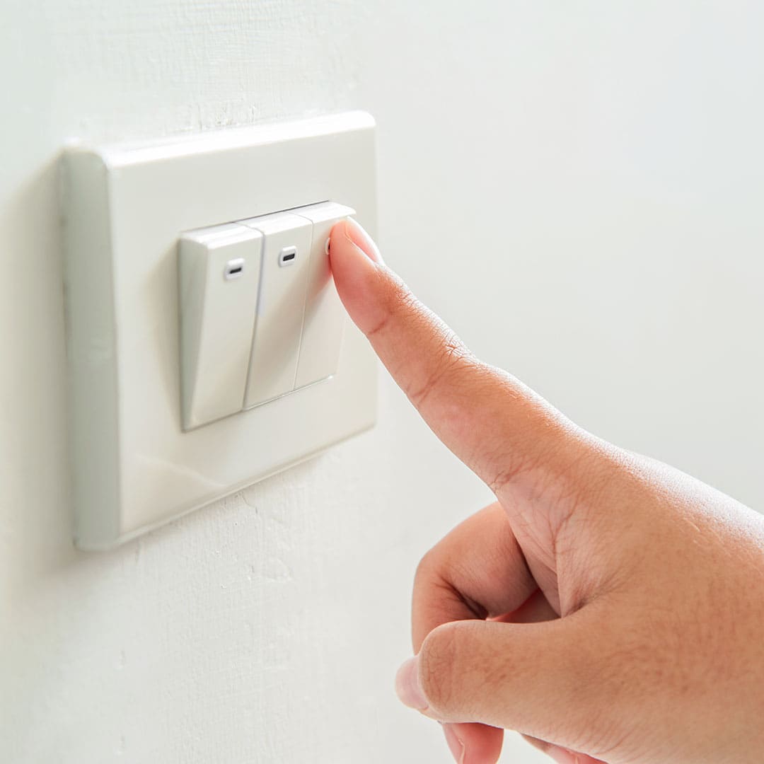 Egy villanyszerelő billenő kapcsoló bekötése közben Újkígyósen