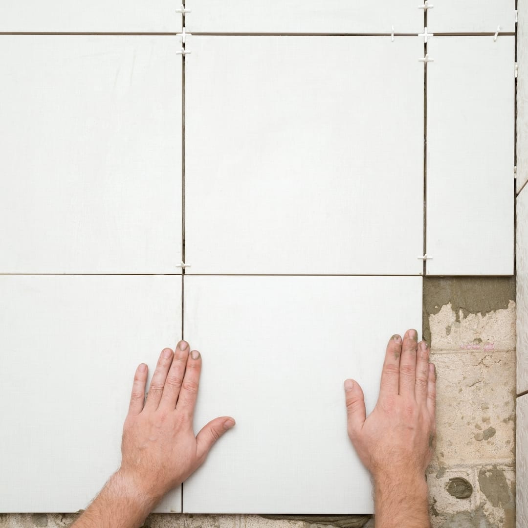 Egy burkoló wc burkolás közben Debrecenben