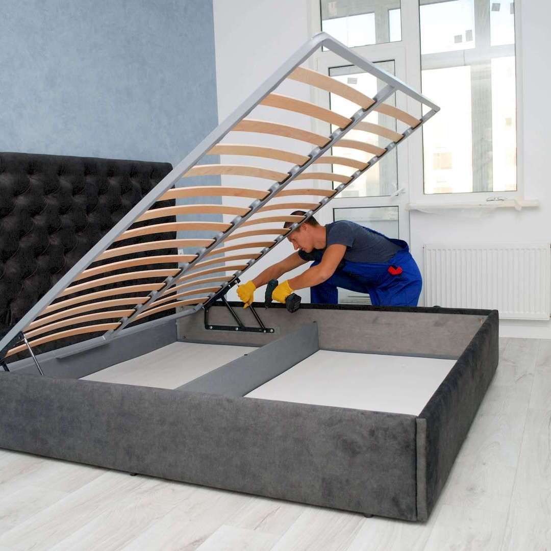 Egy bútorasztalos ágy összeszerelés közben Rakamazen