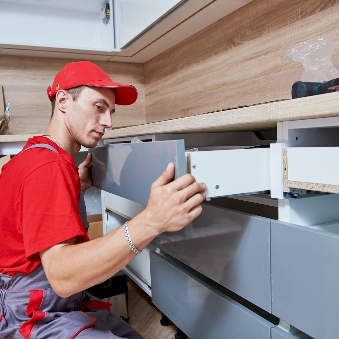 Egy bútorasztalos ikea konyha összeszerelés közben Bükön