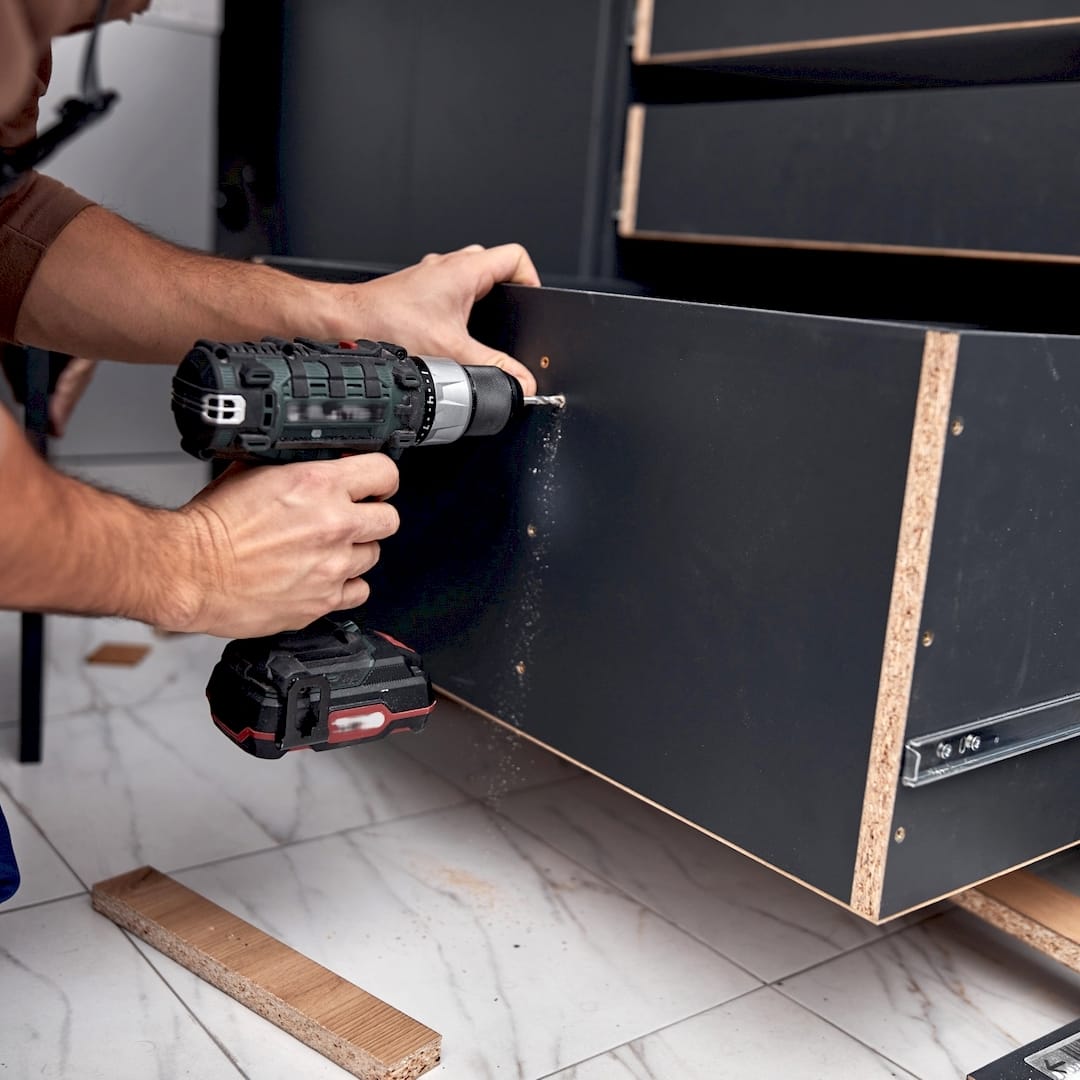 Egy bútorasztalos ikea összeszerelés közben Kiskőrösen
