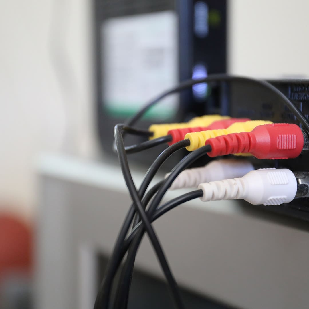 Egy villanyszerelő digi tv kábelezés közben Polgáren