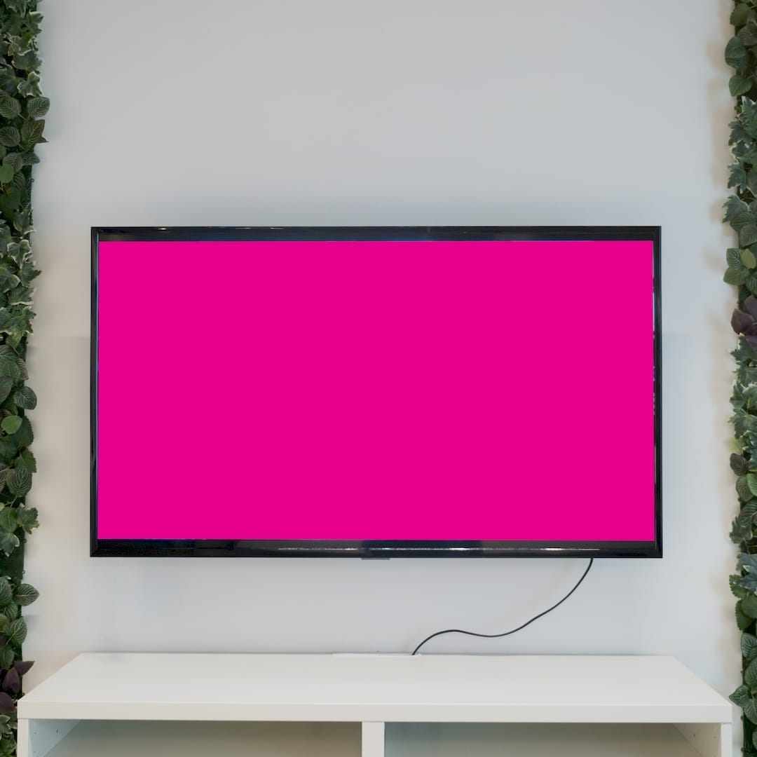 Egy ezermester tv fali konzol felszerelés közben Gödön