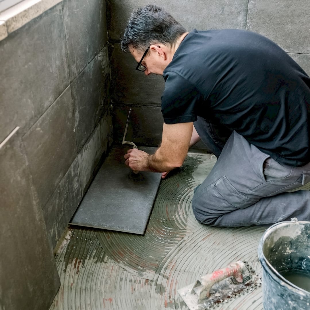 Egy betonozó garázs alap betonozás közben Csorváson