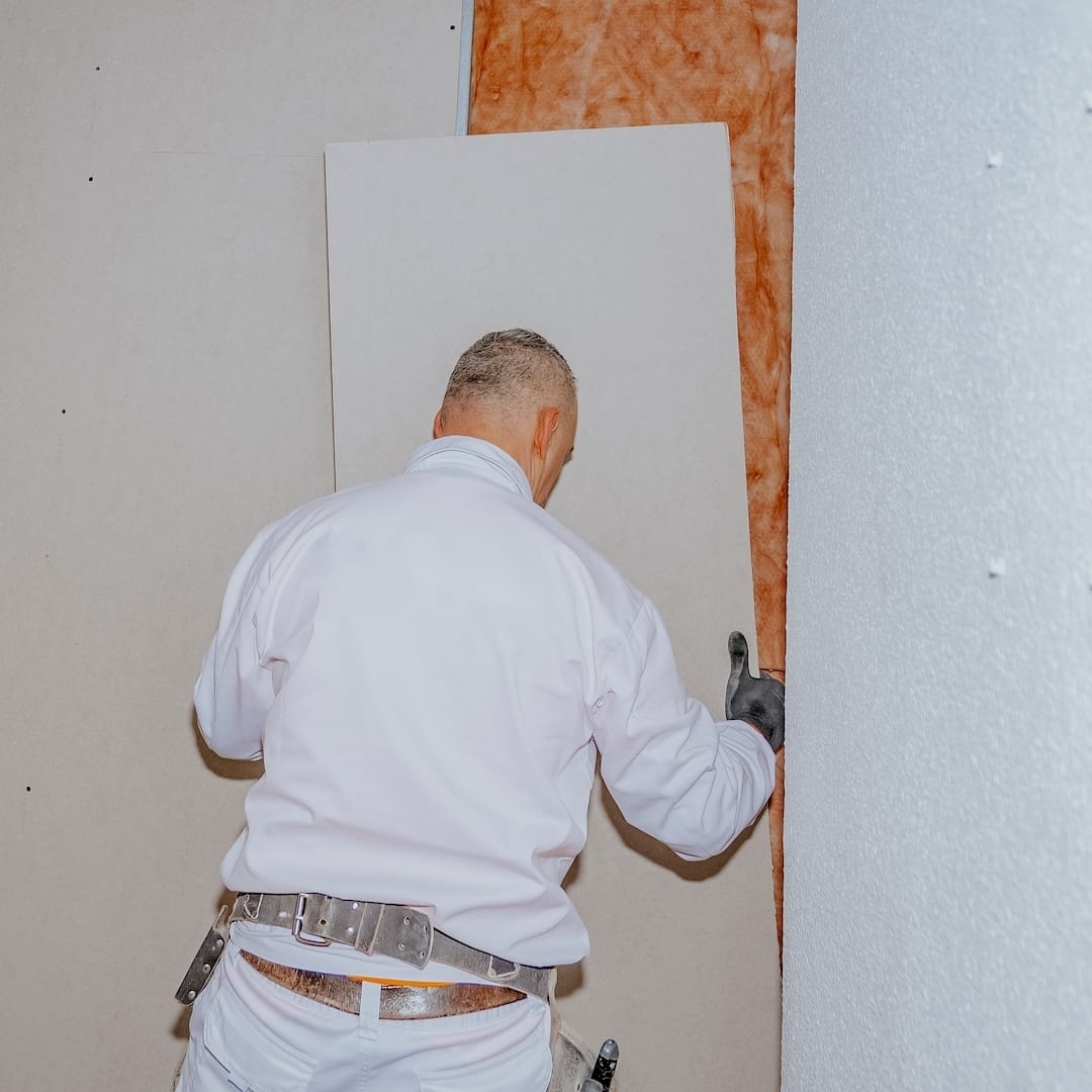 Egy hangszigetelő gipszkarton hangszigetelés közben Tatan