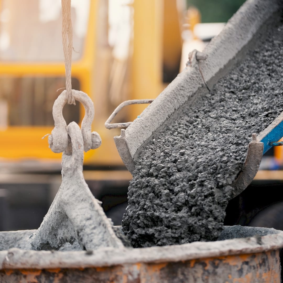 Egy betonozó betonozás közben Mezőkövesden
