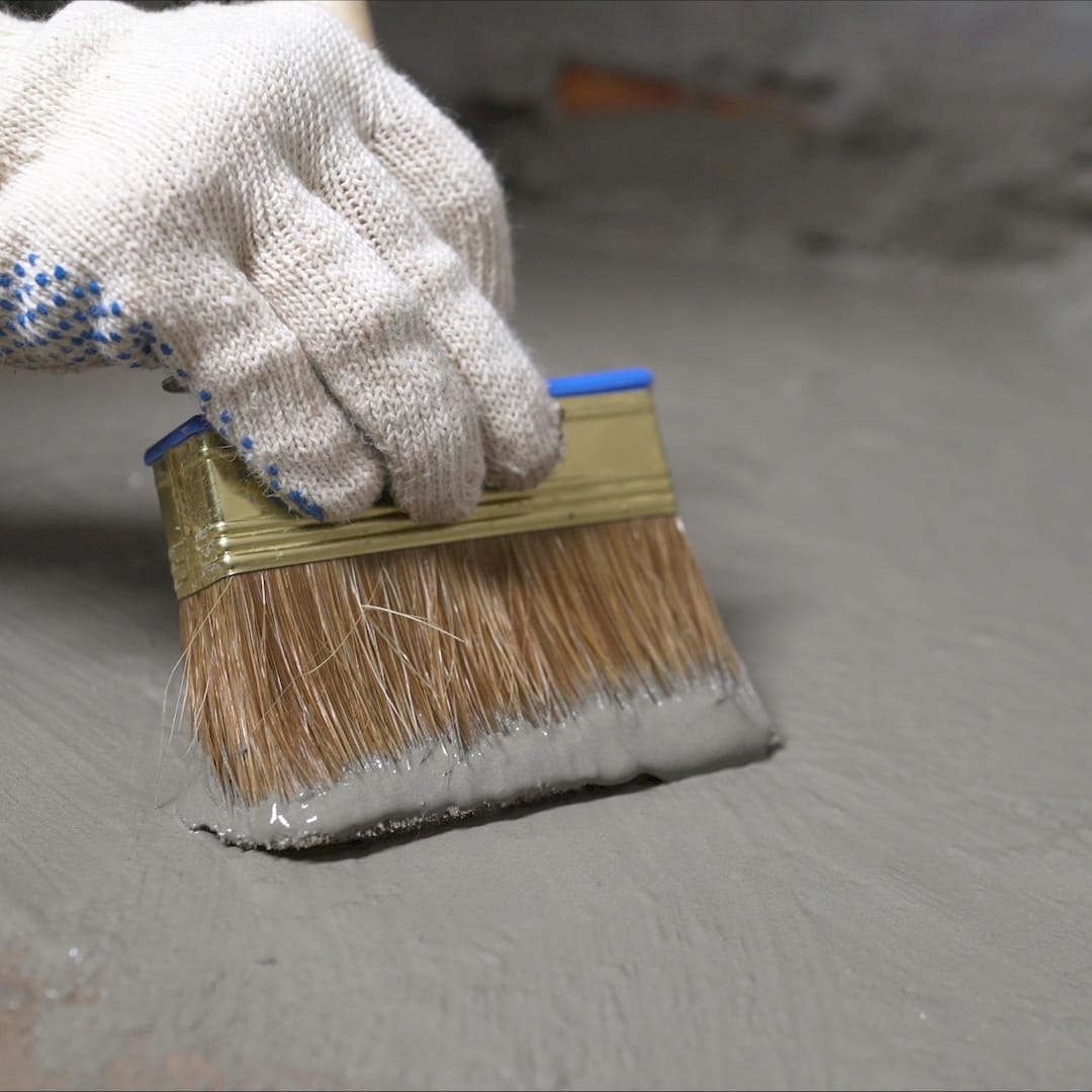 Egy betonozó betonra betonozás közben Villányban