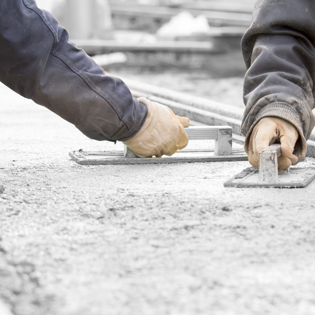 Egy betonozó járda betonozás közben Szabadszállásen