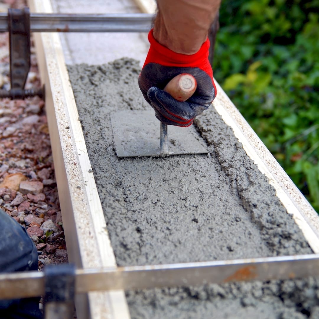 Egy betonozó kocsibeálló betonozás közben Gödön