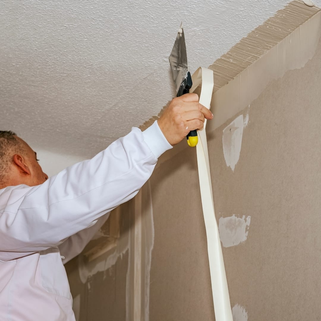 Egy hangszigetelő padló hangszigetelés közben Táten