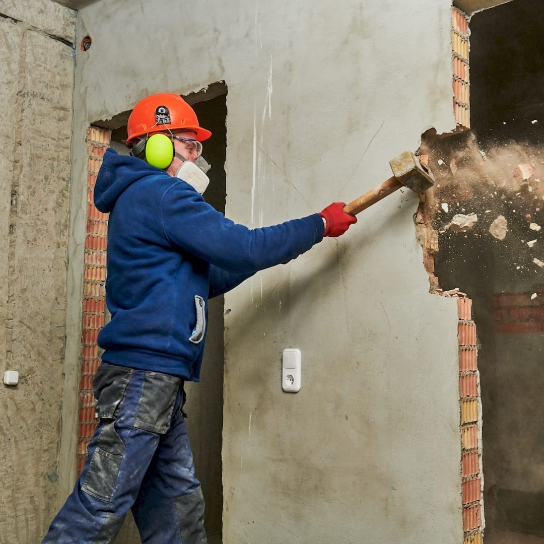 Egy bontó panel válaszfal bontás közben Velenceen