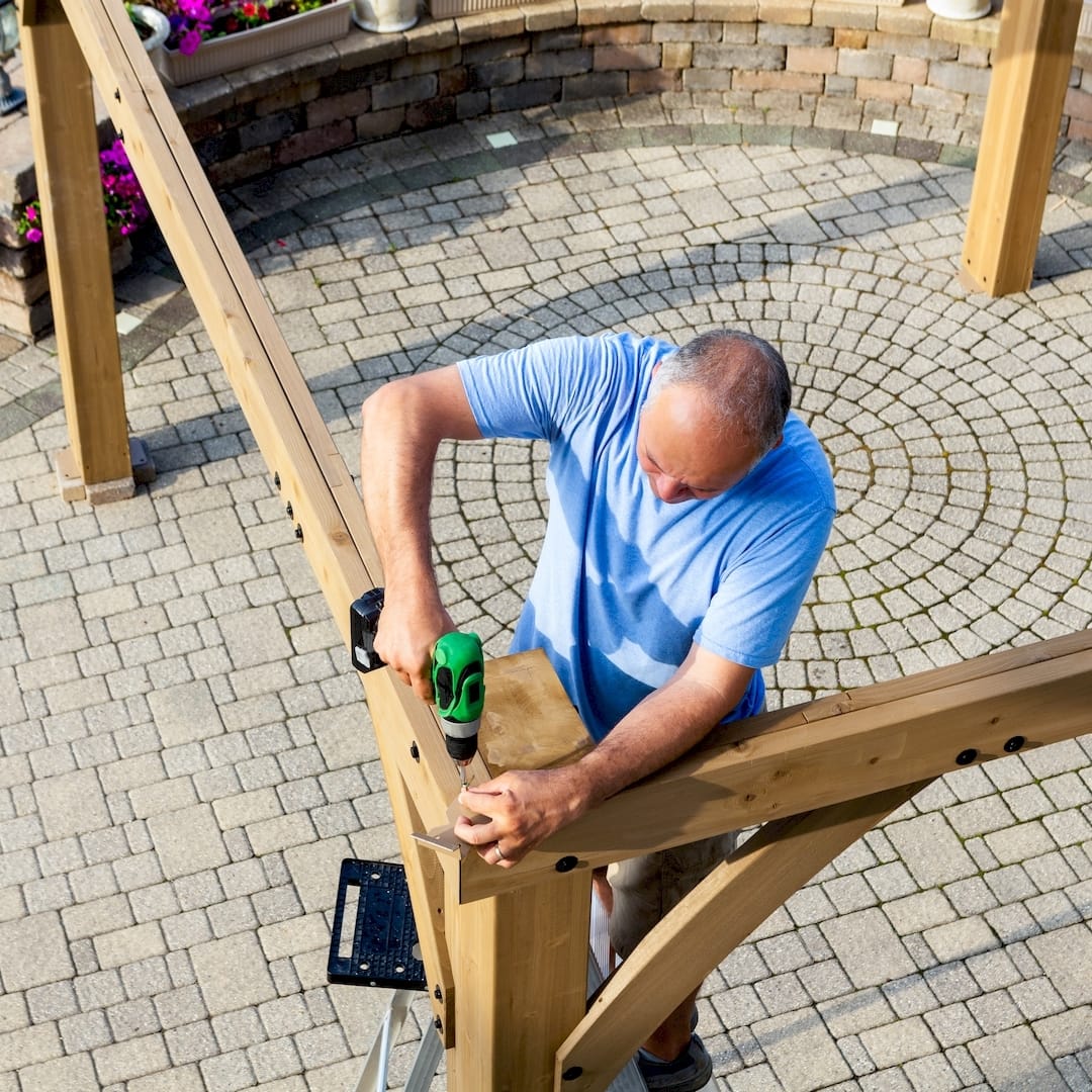 Egy építő pergola építés közben Táten