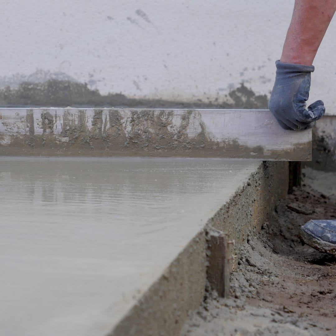 Egy betonozó pince betonozás közben Villányban