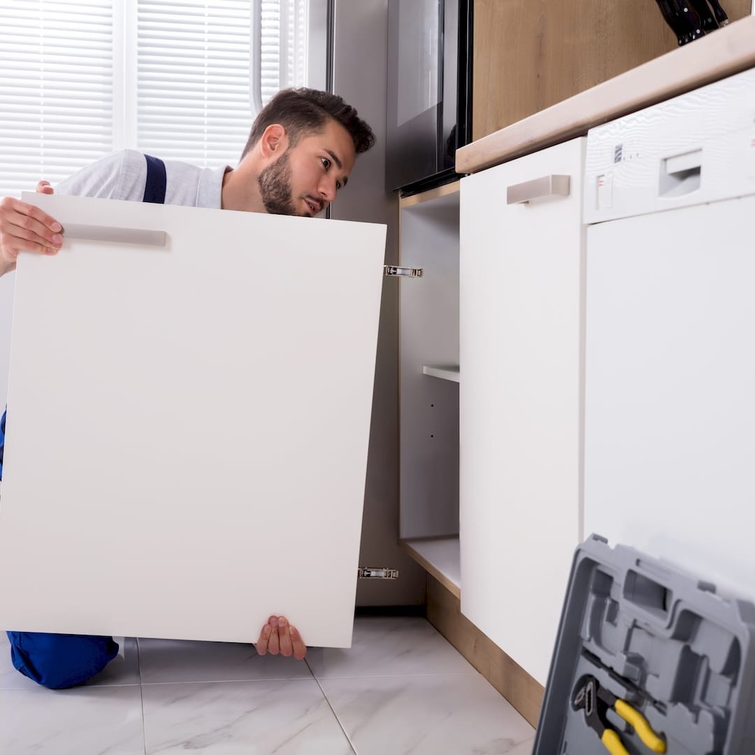 Egy bútorasztalos ikea bútor összeszerelés közben Ózden