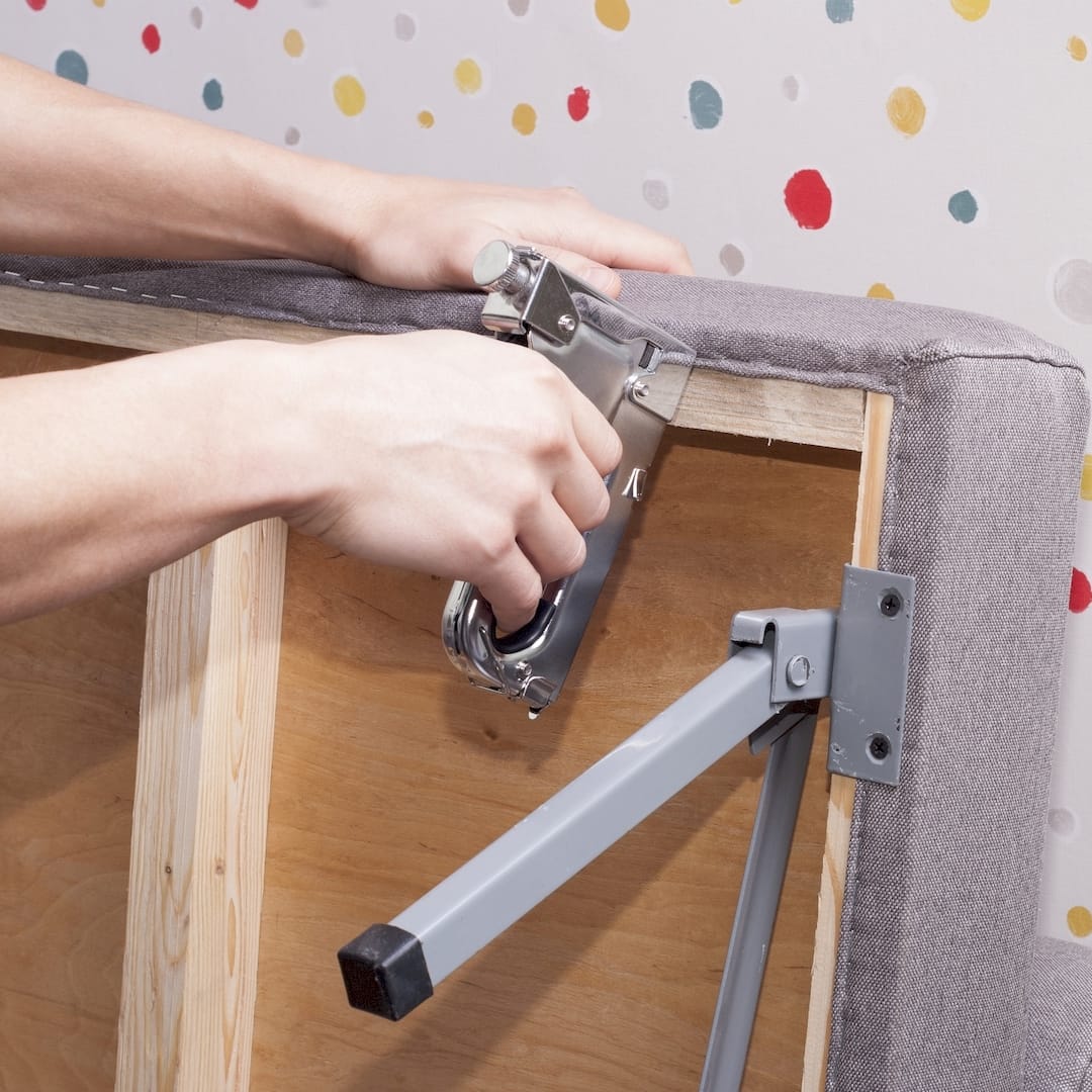 Egy bútorasztalos ikea kanapé kárpitozás közben Monoren