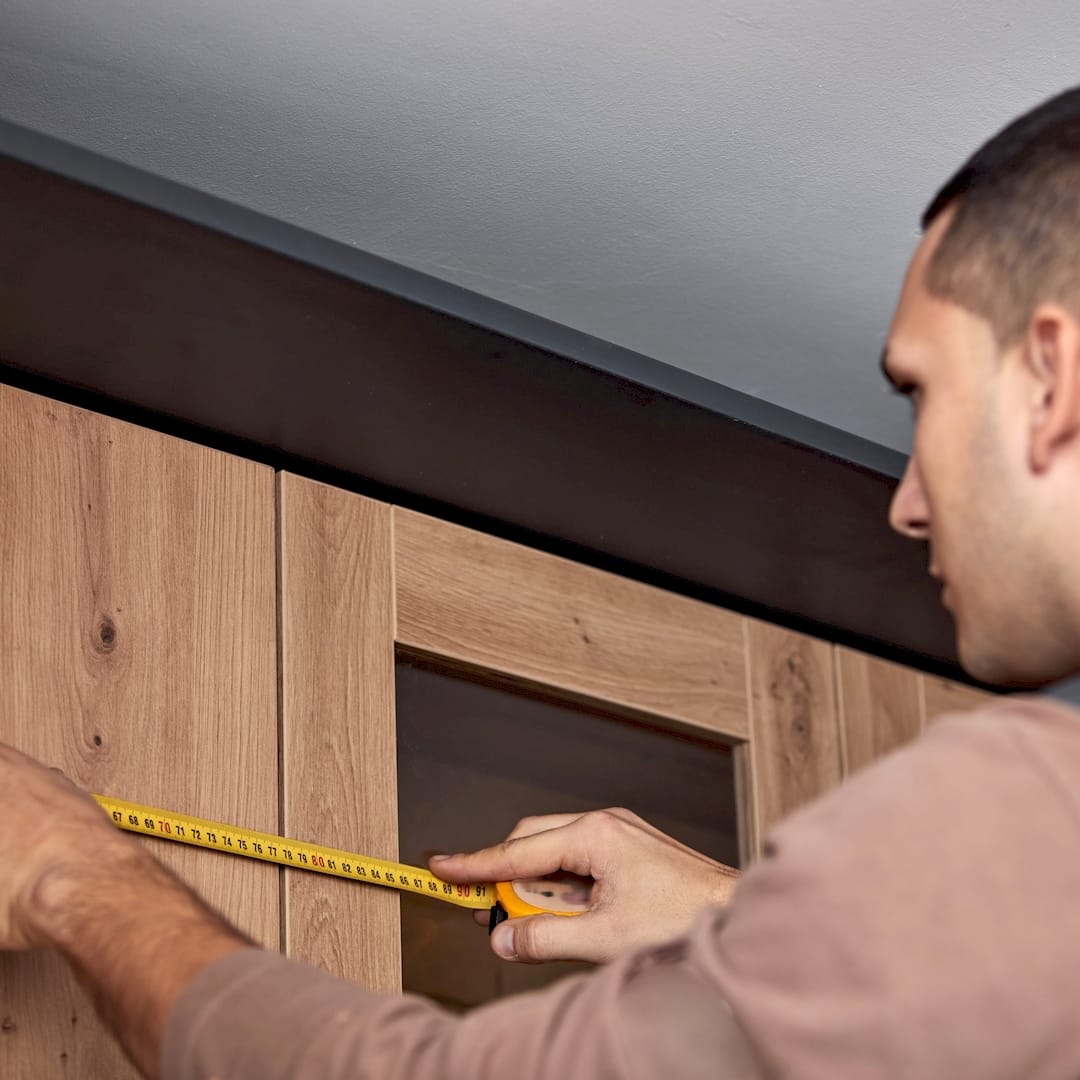 Egy bútorasztalos ikea konyha beépítés közben Ózden