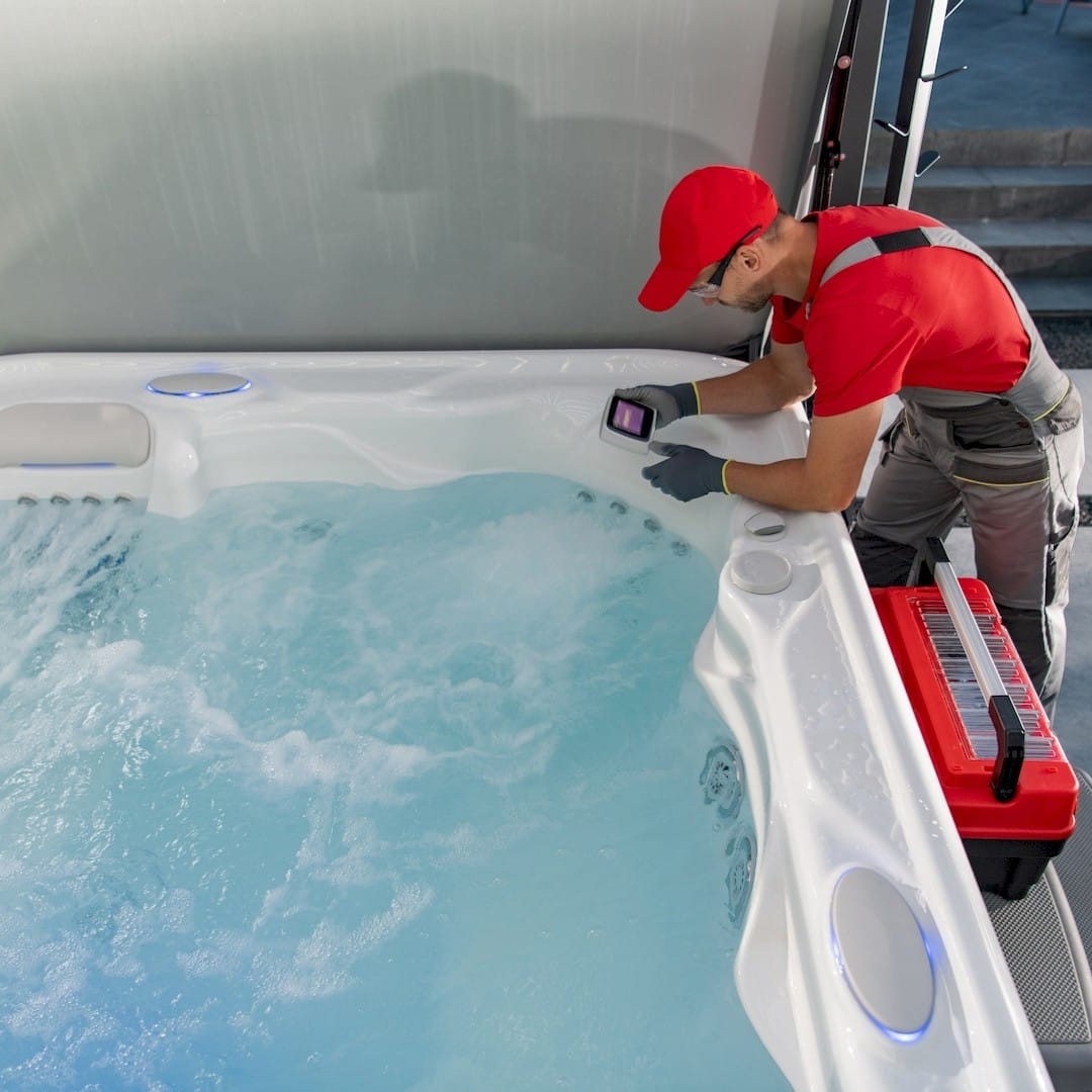 Egy jacuzzi javítás szakember, jacuzzi javítás közben Gödöllőn