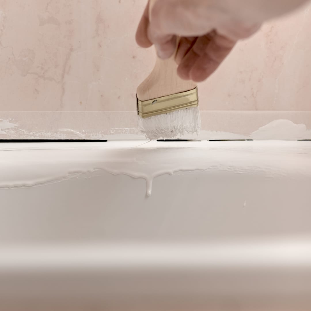 Egy fürdőkád felújító szakember kád zománc javítás közben Eleken