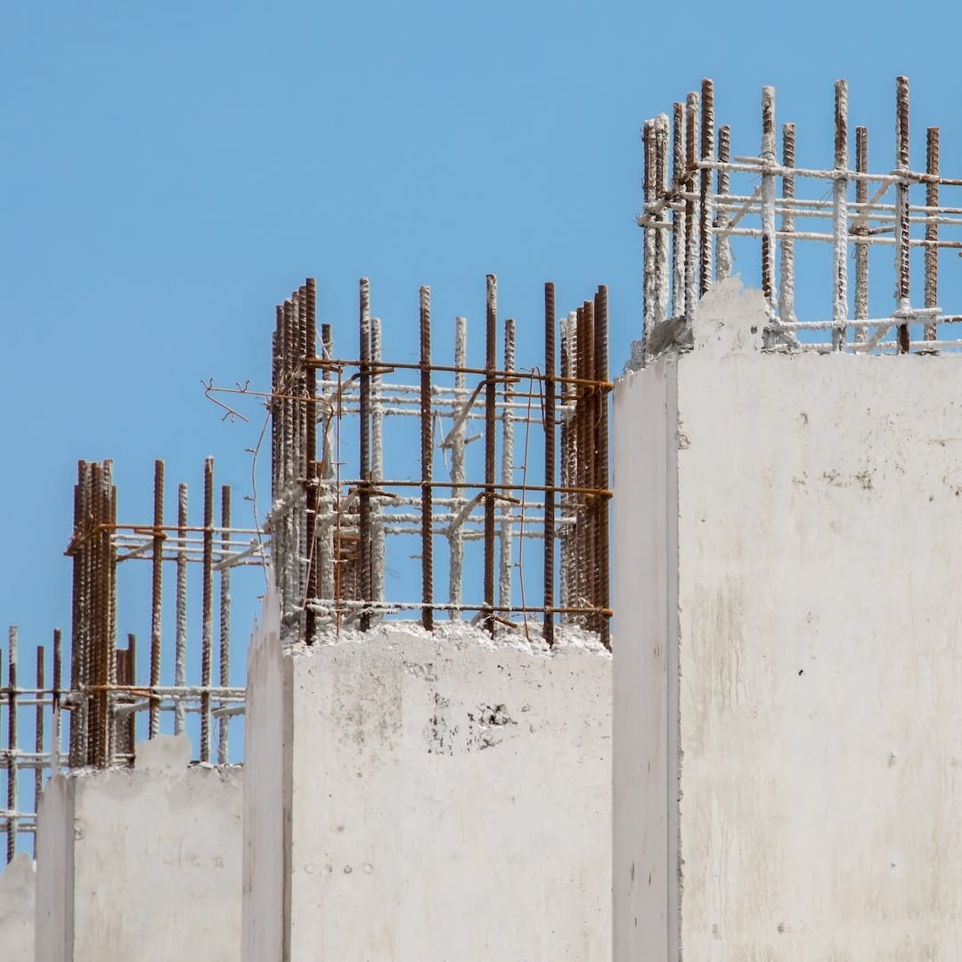 Egy betonoszlopokból épített kerítés betonoszlop kerítés építés közben Fóton