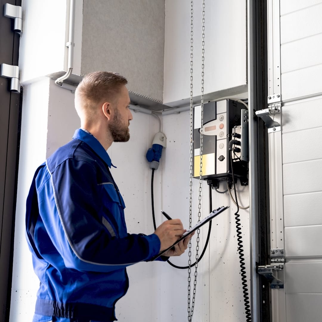 Egy elektromos kapuszerelő elektromos kapu szerelés közben Sellyeen