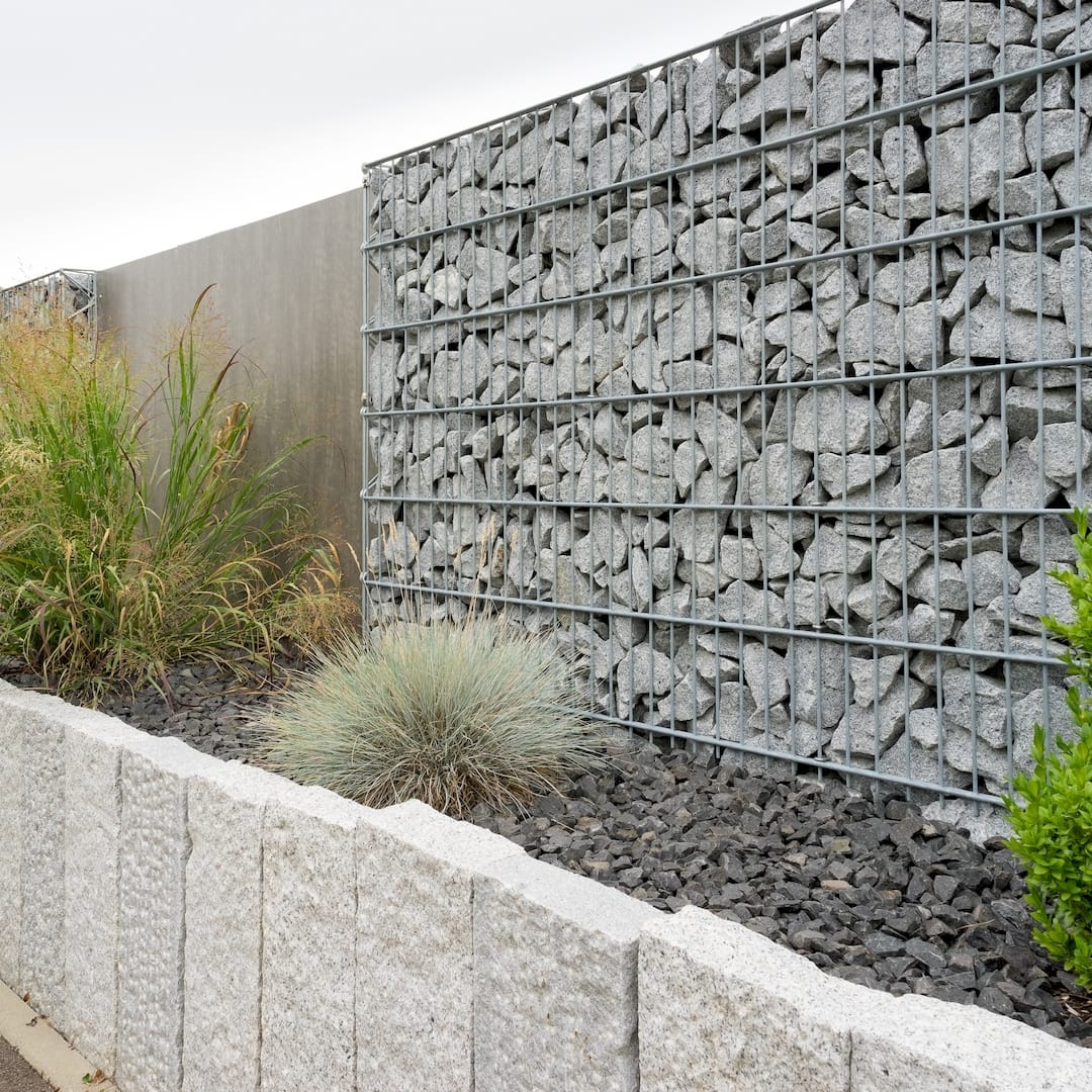 Egy gabion kerítésepítő gabion kerítés építés közben Sellyeen