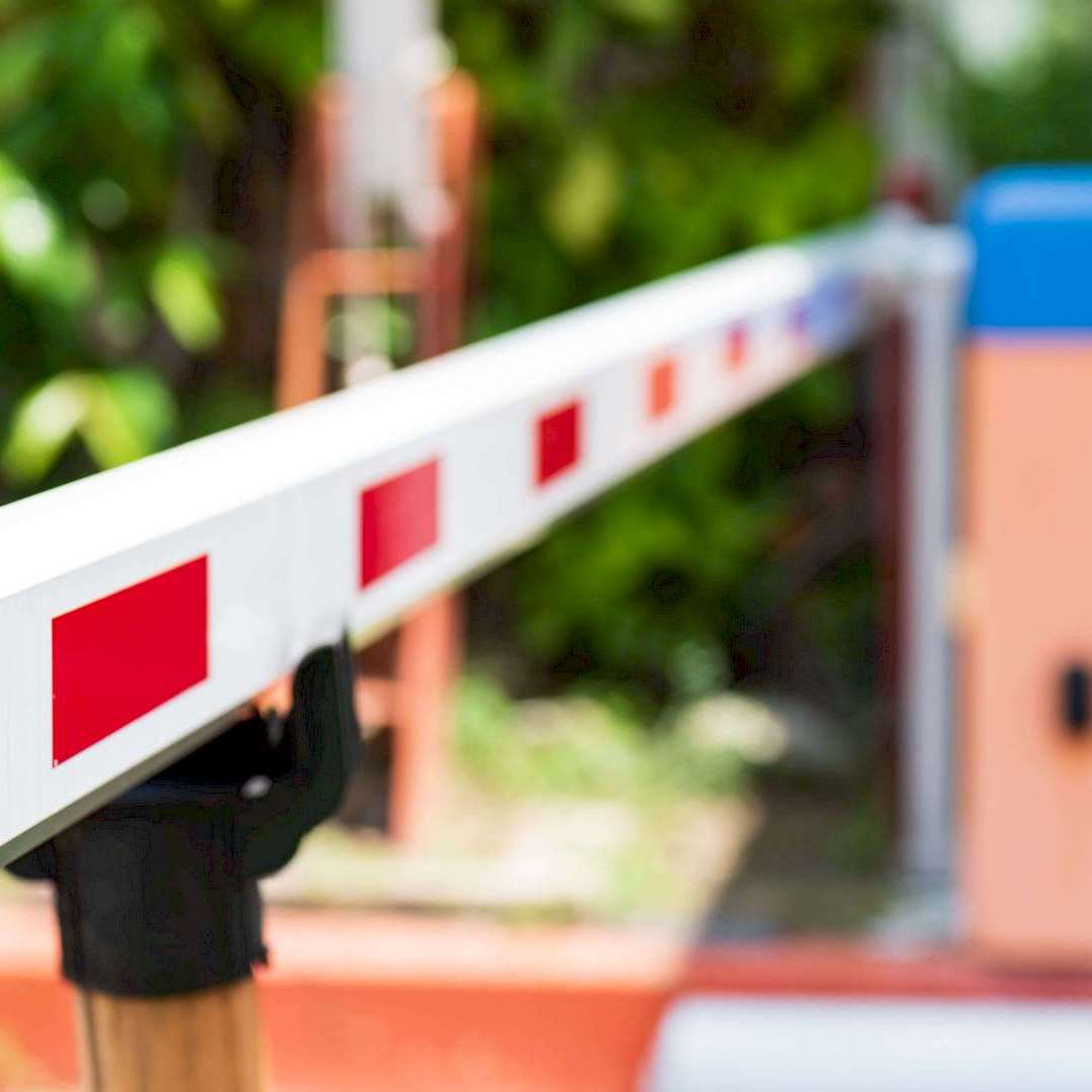 Egy sorompótelepítő sorompó telepítés közben Sellyeen