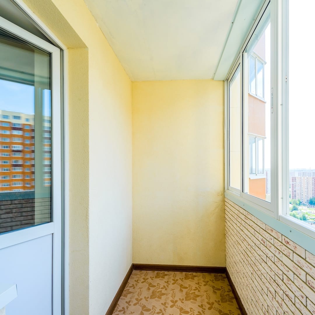 Egy generálkivitelező lakótelepi erkély felújítás közben Vésztőn