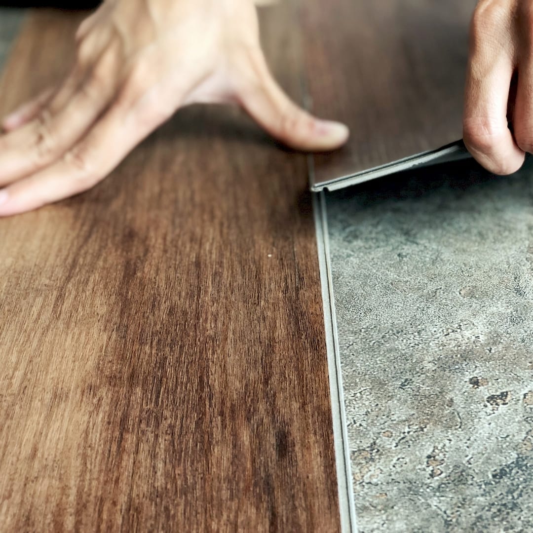 Egy parkettázó vinyl padló lerakása közben Medgyesegyházan