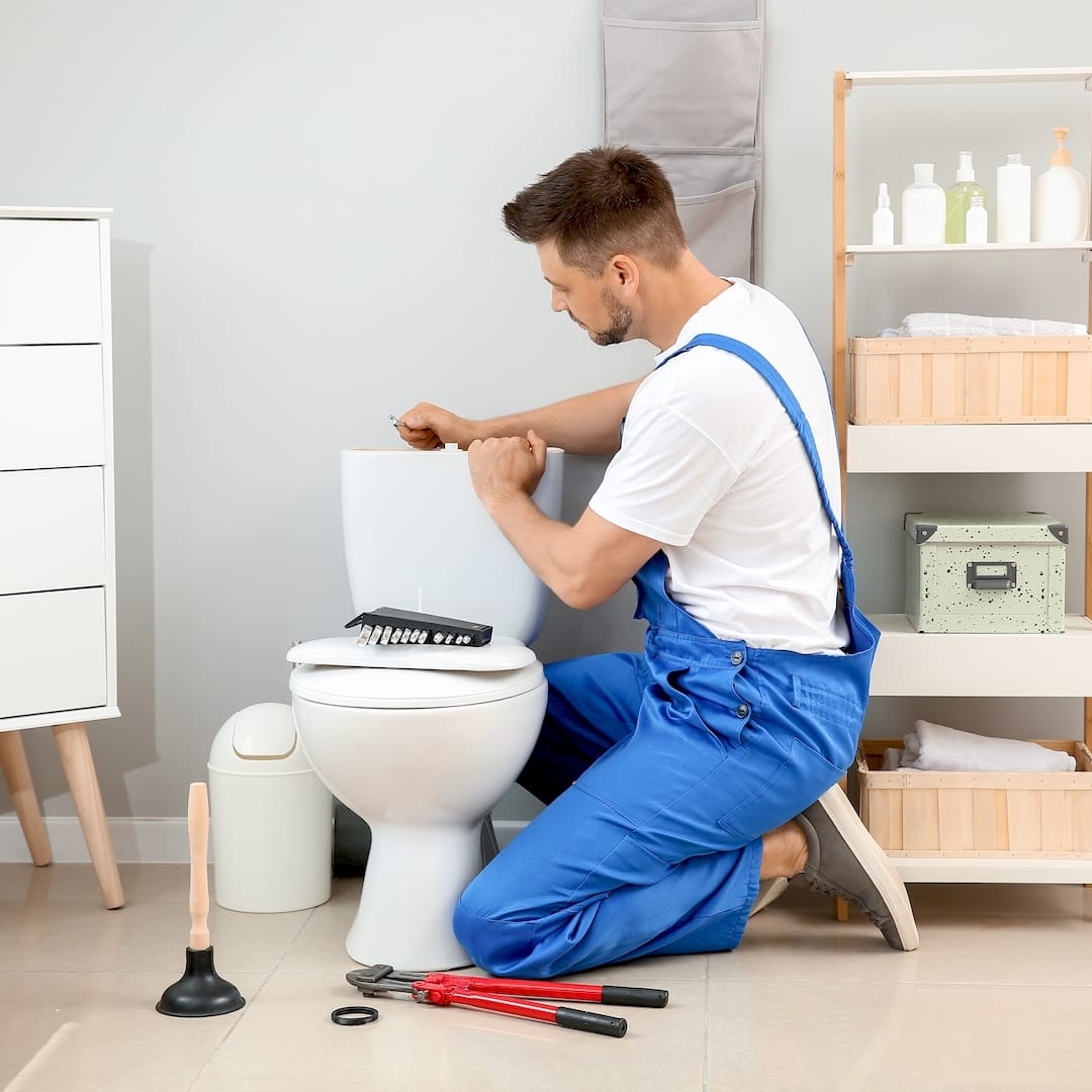 Egy vízszerelő wc felújítás közben Szombathelyen