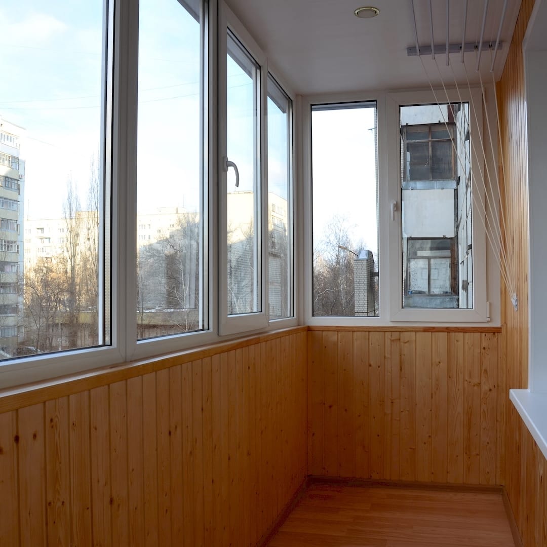 Egy generálkivitelező panel erkély felújítás közben Dunaújvárosban