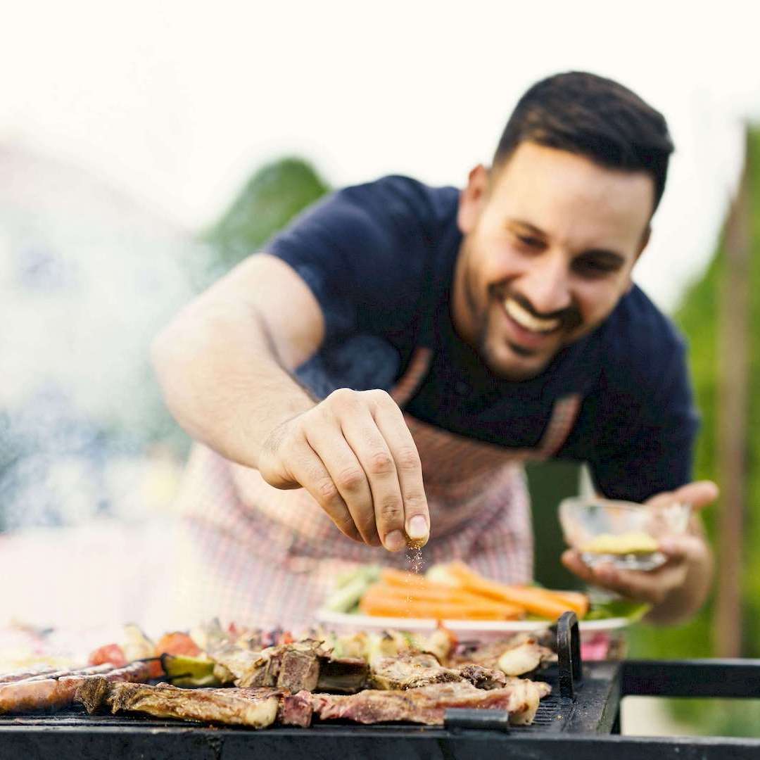 Egy kemenceépítő kerti grill építés közben Monoren
