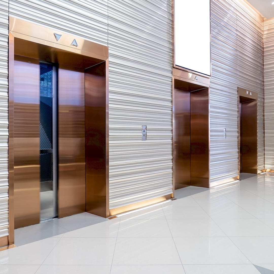 Egy építészmérnök lift tervezés közben Bicskén