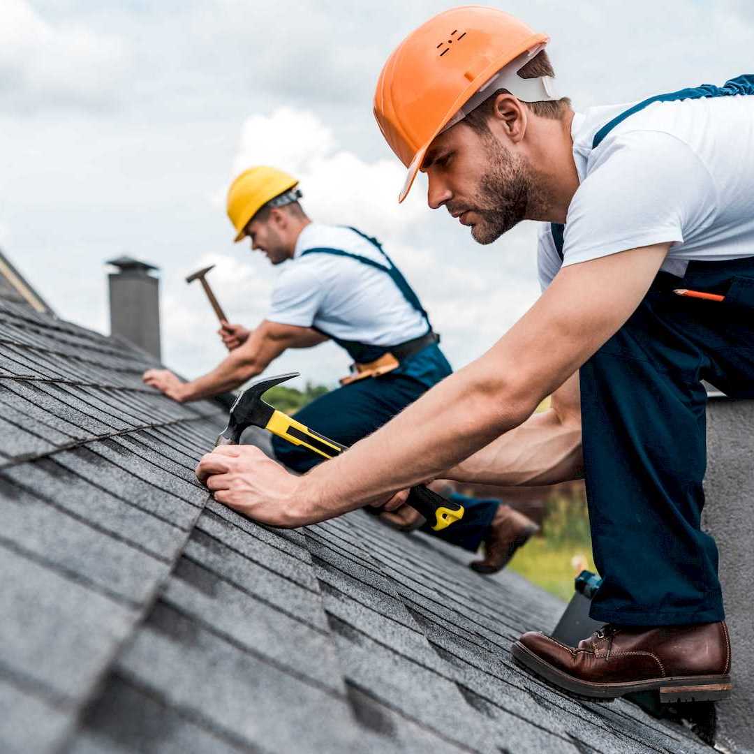 Egy tetőszigetelő tetőjavítás közben Vasváren