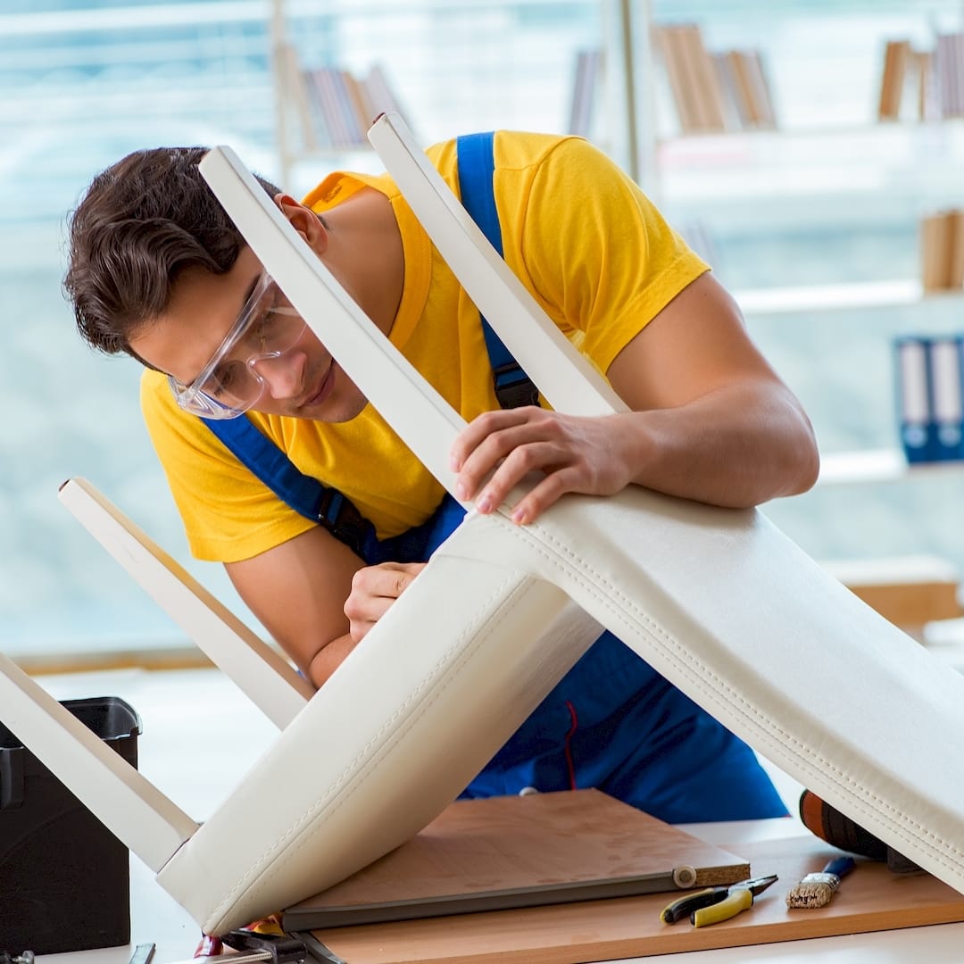 Egy bútorasztalos thonet szék javítás közben Gödöllőn