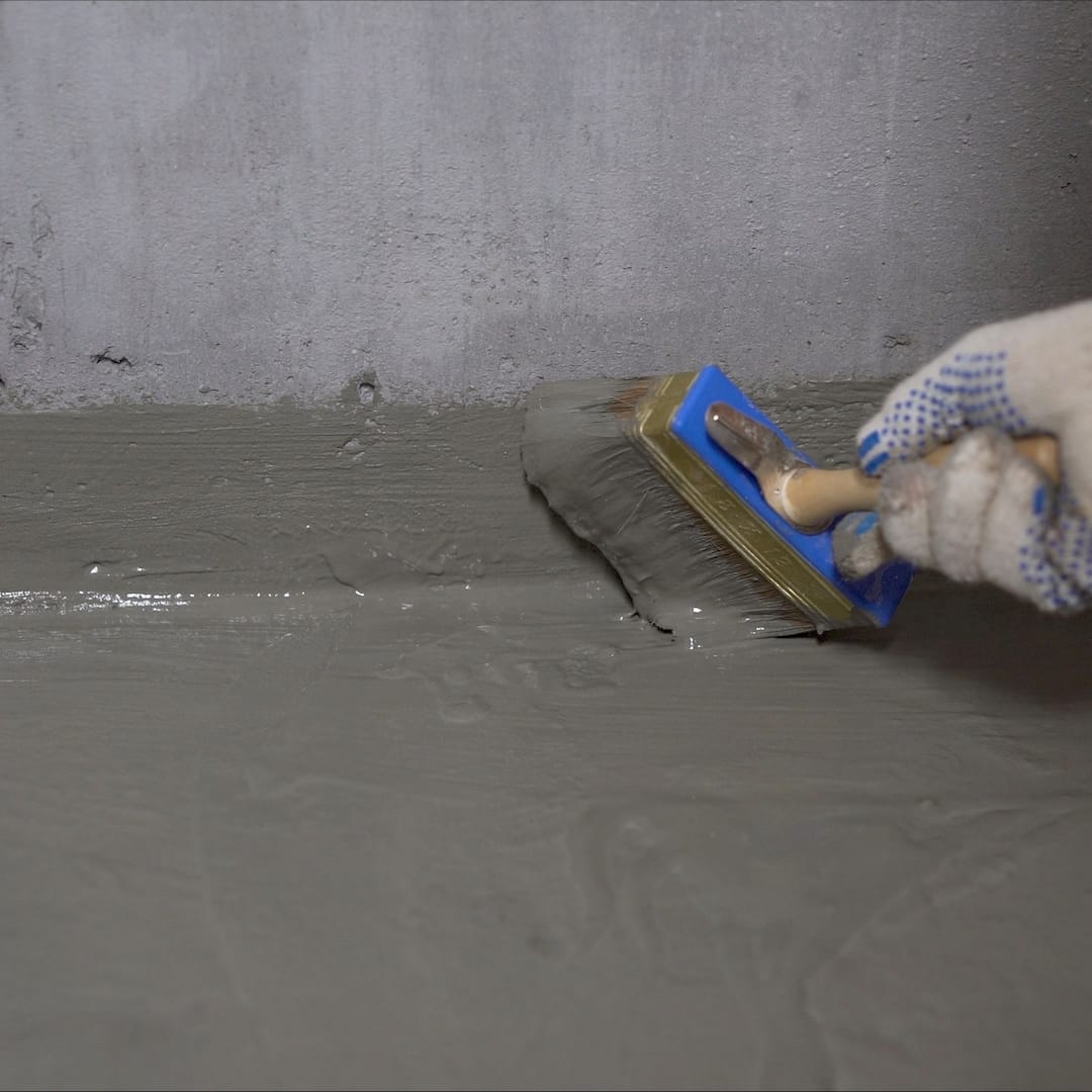 Egy betonozó tolókapu sín betonozás közben Csorváson