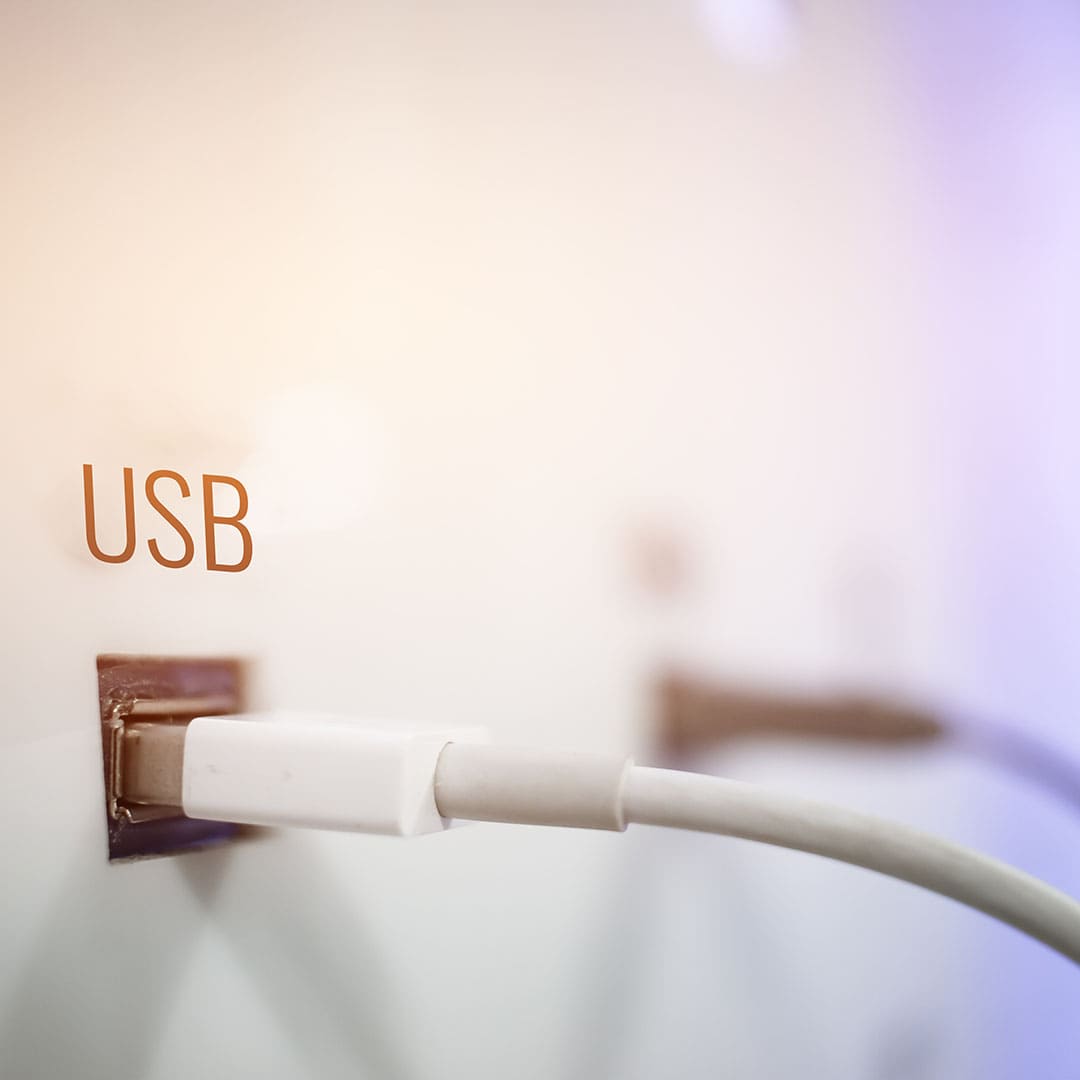 Egy villanyszerelő usb konnektor bekötése közben Letenyeen