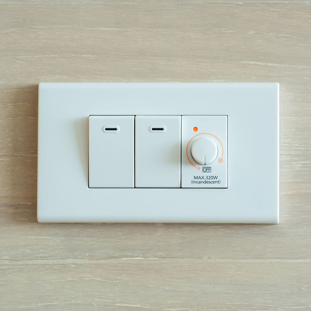 Egy villanyszerelő dimmer kapcsoló bekötése közben Győrben